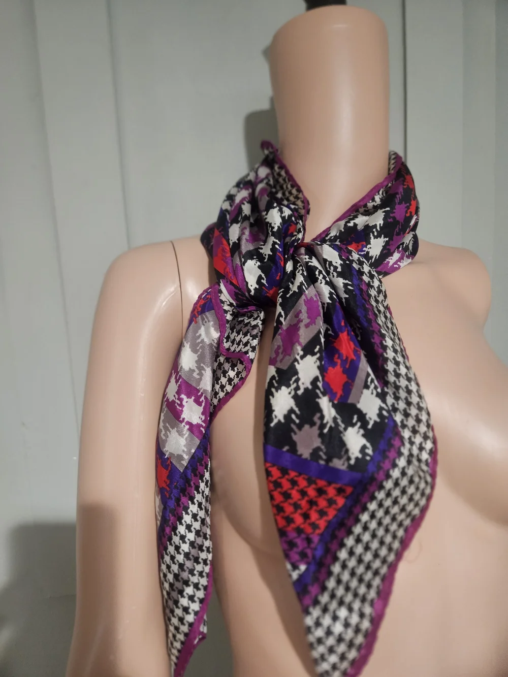 Vintage Oscar de la Renta 100% Silk Houndstooth Square Scarf Purple Black